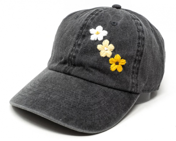 Topi Baseball dengan Aksen Bunga